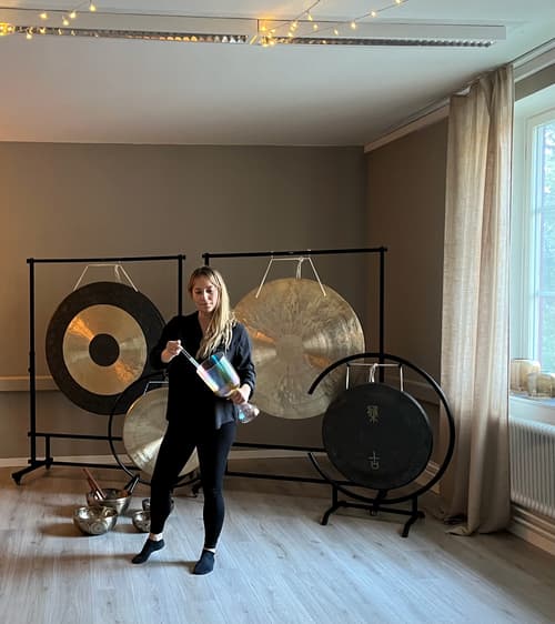 Kundaliniyoga med lång soundhealing dropin plats