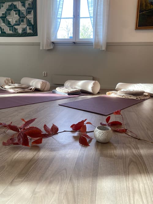 Höstyoga i kyrkstugan - med meditation