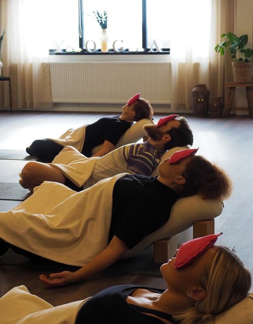 Restorative Yoga för återhämtning med Eva J